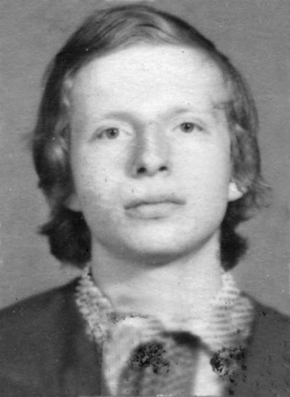 Первокурсник Александр Колесников. Фото на читательский билет. Сентябрь 1981 года.