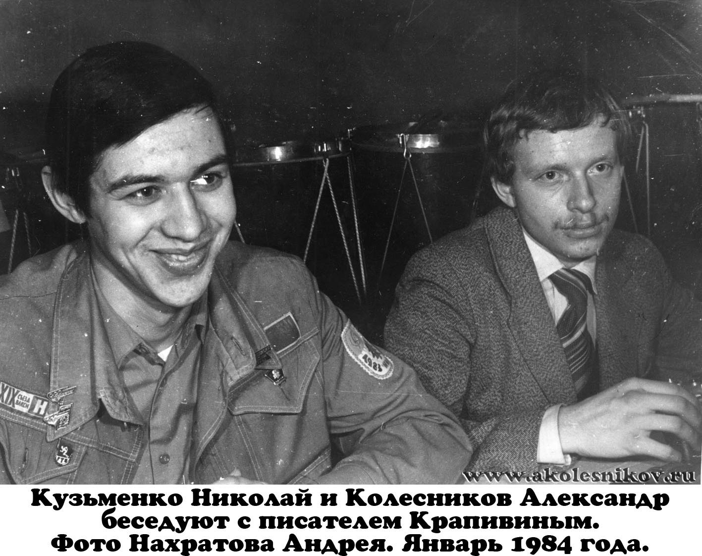 Николай Козьменко и Александр Колесников в знамённой комнате отряда 